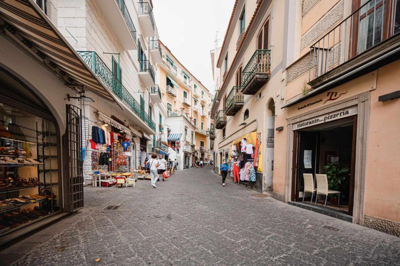 White Amalfi Centro Storico By Italianhost Apartment Exterior photo